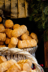 Oscypki w koszyku. Tradycyjne sery z Zakopanego. 