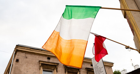 Flaga Irlandii i Polski na tle nieba. Symbole narodowe. - obrazy, fototapety, plakaty