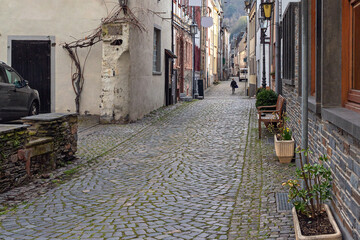Fototapeta na wymiar narrow cobbled street with old half-timbered houses in the small German town of Bascharach