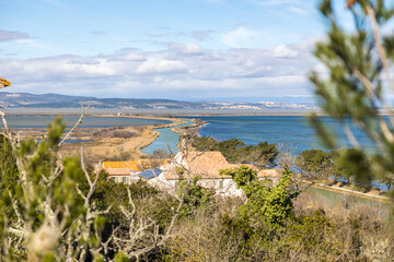 Vue depuis l&rsquo;extr&eacute;mit&eacute; de la R&eacute;serve naturelle r&eacute;gionale de Sainte-Lucie sur les Etangs de Bages-Sigean et de l&rsquo;Ayrolle et le Canal de la Robine &agrave; Port-la-Nouvelle (Occitanie, France)
