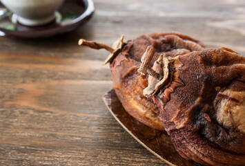 テーブルに置いた菓子皿にのせた干し柿