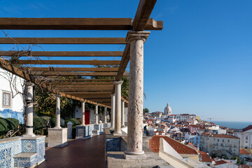 Miradouro das Portas do Sol, point de vue sur la ville de Lisbonne.