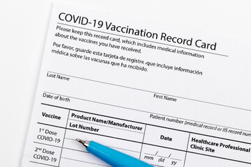 Obraz premium Covid 19 vaccination record card for individual use during the covid 19 coronavirus global pandemic - Image
