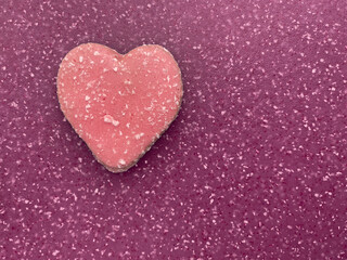 Obraz premium pink valentine shaped biscuit on magenta board