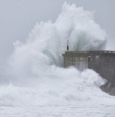 Temporal de mar azotando la costa.