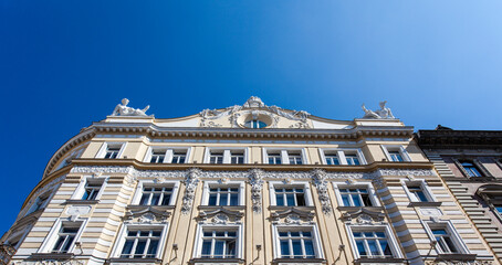 Obraz premium Facade of the ornate historical apartment biulding in the center of Vienna, Austria, Europe