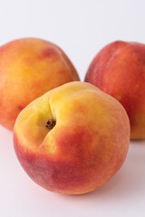 Fototapeta na wymiar fresh peaches on a white meza
