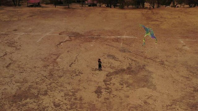 Ni&ntilde;o jugando con un papalote o cometa en Arcos del Sitio, Tepotzotl&aacute;n. M&eacute;xico.