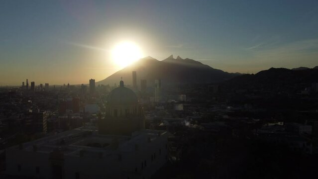 Amanecer iglesia y cerro