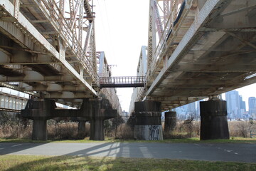 陸橋高架下　under the bridge