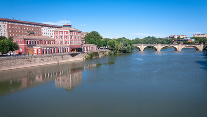 Fototapeta na wymiar cityscape of the river next to the library building of la rioja in logroño spain, a bridge can be seen in the background.