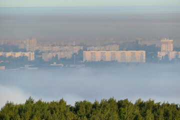 Fototapeta na wymiar Morning fog in autumn over the city.