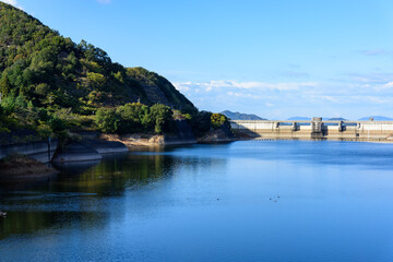 香川県さぬき市の門入ダムとダム湖
