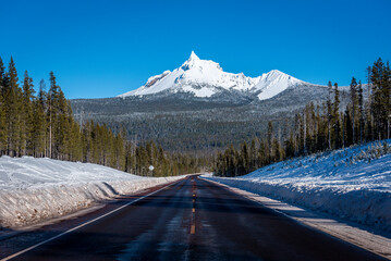 oregon cascade mountain highway view © Brian Gailey
