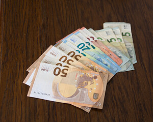 300 euros en billets de banque (euro) de 5€ , 10€ , 20 euros et 50€ sur fond sombre - pour montrer la richesse, le coût de la vie, la croissance, l'inflation, le pouvoir d'achat, ou la hausse des prix