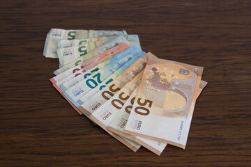 300 euros en billets de banque (euro) de 5€ , 10€ , 20 euros et 50€ sur fond sombre - pour montrer la richesse, le coût de la vie, la croissance, l'inflation, le pouvoir d'achat, ou la hausse des prix