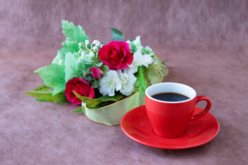 赤いコーヒーカップとバラとすずらんのスワッグ（茶色の背景）