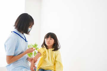 予防接種をする女の子