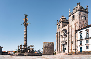 Fototapeta na wymiar view of the square and the facade of the cathedral of Oporto in Portugal.
