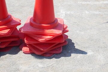 校庭に置かれたカラーコーン