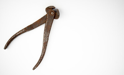 Obraz premium Old rusty metal tongs on white isolate.space for text.
