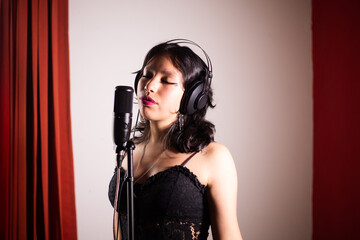 Mujer joven cantando emocionada en un estudio