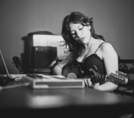 Mujer tocando la guitarra en un estudio musical