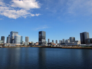 青空と水辺にあるビル群　青い空の東京