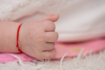 Obraz na płótnie Canvas Newborn baby hand