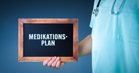 Medikationsplan (E-Medikationsplan). Arzt zeigt Schild/Tafel mit Holz Rahmen. Hintergrund blau