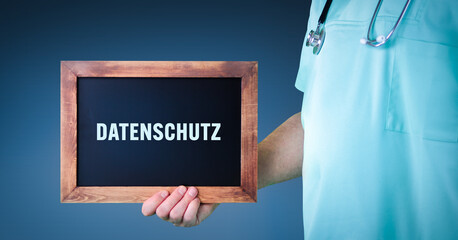 Elektronische Datenschutz (Patientendaten). Arzt zeigt Schild/Tafel mit Holz Rahmen. Hintergrund...