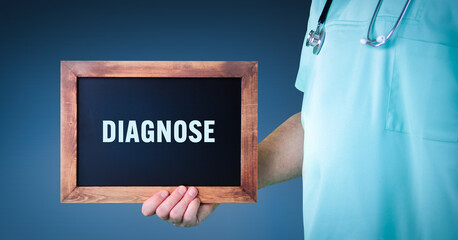 Diagnose. Arzt zeigt Schild/Tafel mit Holz Rahmen. Hintergrund blau