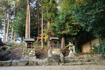 滋賀県多賀町にある胡宮神社の摂末社と磐座参道への入り口の境内風景