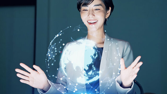 ホログラムの地球を見る女性　グローバルネットワーク