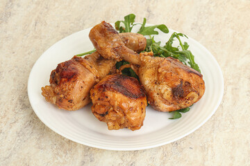 Roasted chicken leg with rucola