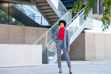 Una elegante mujer afroamericana con pelo corto en un  edificio de oficinas