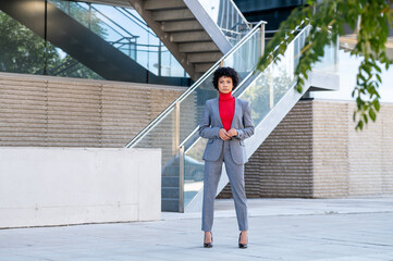 Una elegante mujer afroamericana con pelo corto en un  edificio de oficinas