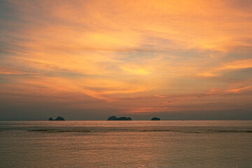 Obraz premium Spectacular colorful sunset over sea and islands on a summer evening. 