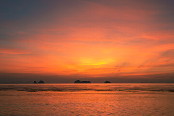Obraz premium Spectacular colorful sunset over sea and islands on a summer evening. 