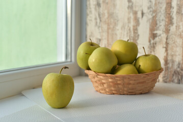 Juicy green apples in a basket