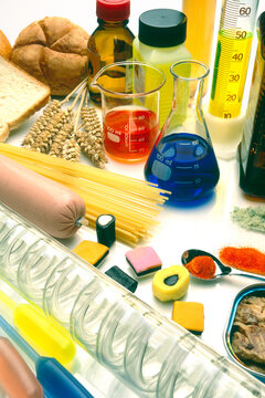 Lebensmitteltechnologie, Lebensmittel mit verschiedenen Laborutensilien, Zusatzstoffen und Chemikalien