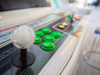 新型コロナウイルスのため遊ぶ人が少なくなってしまったゲームセンターのスロットやパチンコ