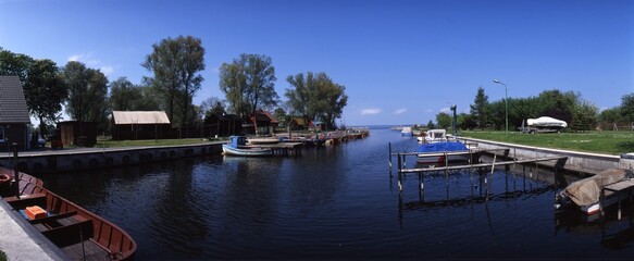Fototapeta premium Ueckermünde, Panorama des Fischerhafen am Neuendorfer Kanal