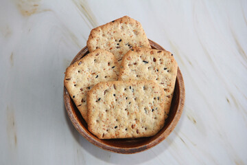 crispy diet crackers with cumin and quinoa seeds