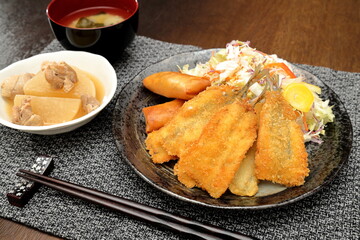 魚フライと大根の煮物と味噌汁