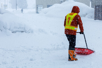冬に雪寄せ作業をしている男性　スノーダンプ