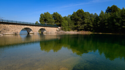 Puente de piedra en el embalse de El Regajo. Provincia de Castellón. España. Europa