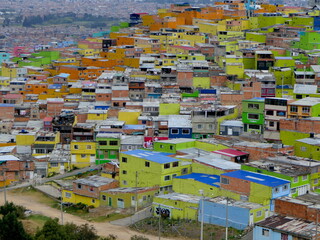 bunte Häuser im Slum El Paraiso in Bogota