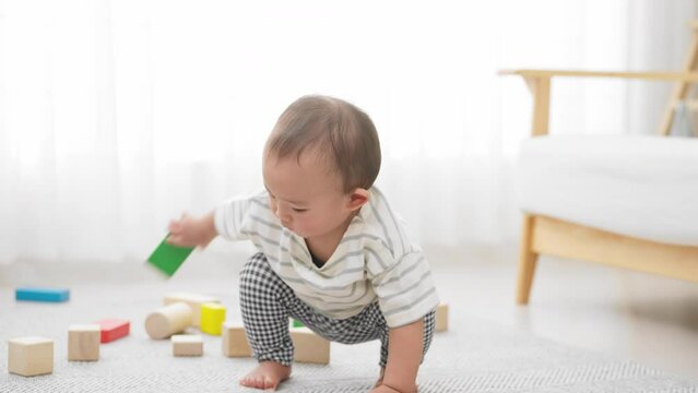 積み木で遊ぶ赤ちゃん
