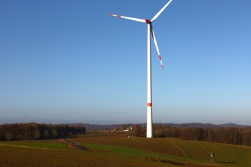 Fototapeta premium Wind-Energie oder Windkraft. Windrad im Feld